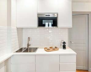 Espresso maker, electric kettle, toaster