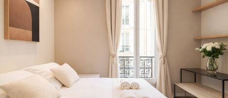 Appartement supérieur, vue sur la ville | Aire de séjour | Téléviseur connecté de 80 cm avec télévision numérique