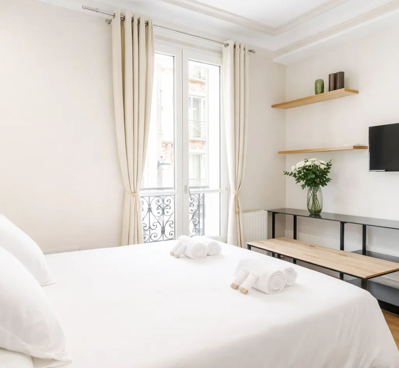 Superior-Apartment, Stadtblick | Wohnbereich | 80-cm-Smart-TV mit Digitalempfang