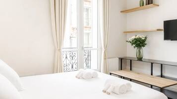 Superior-Apartment, Stadtblick | Wohnbereich | 80-cm-Smart-TV mit Digitalempfang