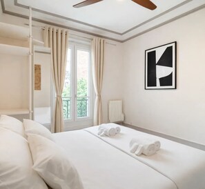 Superior Apartment, City View | Iron/ironing board, travel crib, free WiFi, bed sheets - 1594 Groult (Paris)