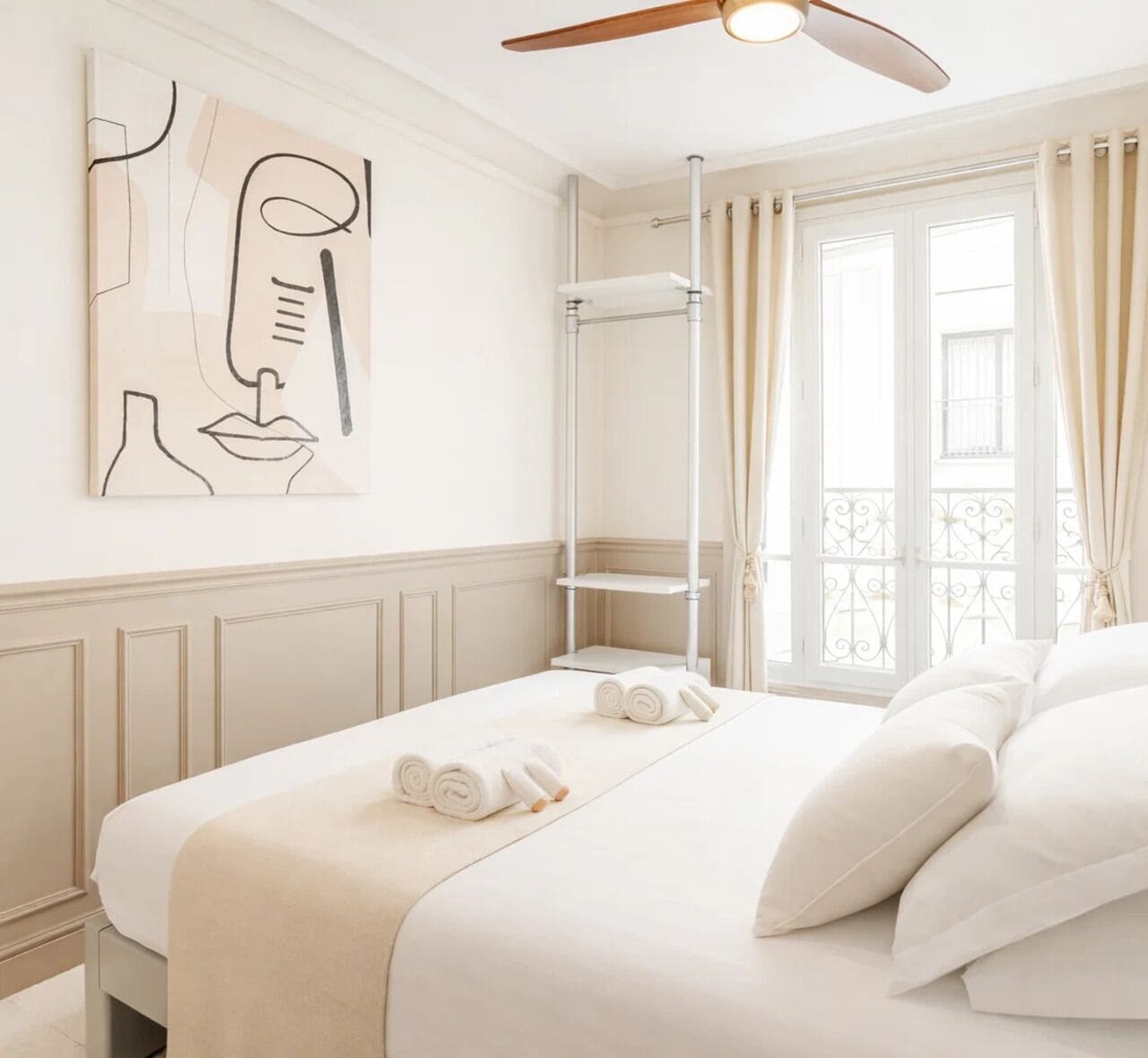 Apartamento superior, vistas a la ciudad | Tabla de planchar con plancha, cuna de viaje, wifi gratis y ropa de cama