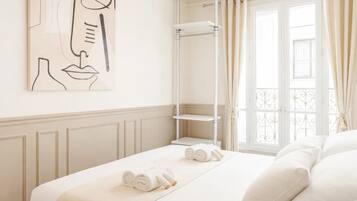 Apartamento superior, vistas a la ciudad | Tabla de planchar con plancha, cuna de viaje, wifi gratis y ropa de cama