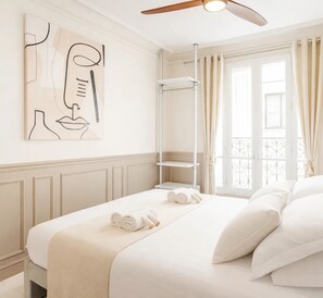 Apartamento superior, vistas a la ciudad | Tabla de planchar con plancha, cuna de viaje, wifi gratis y ropa de cama