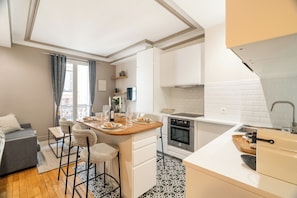 Mesin espresso, ketel listrik, dan pemanggang roti