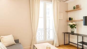 Superior-Apartment, Stadtblick | Wohnbereich | 80-cm-Smart-TV mit Digitalempfang