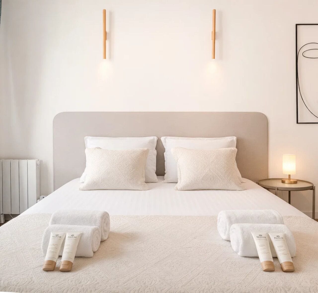 Apartamento superior, vistas a la ciudad | Tabla de planchar con plancha, cuna de viaje, wifi gratis y ropa de cama