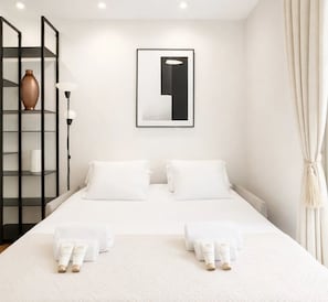 Appartement Supérieur, vue ville | Coin séjour | TV connectée de 80 cm avec chaßnes numériques