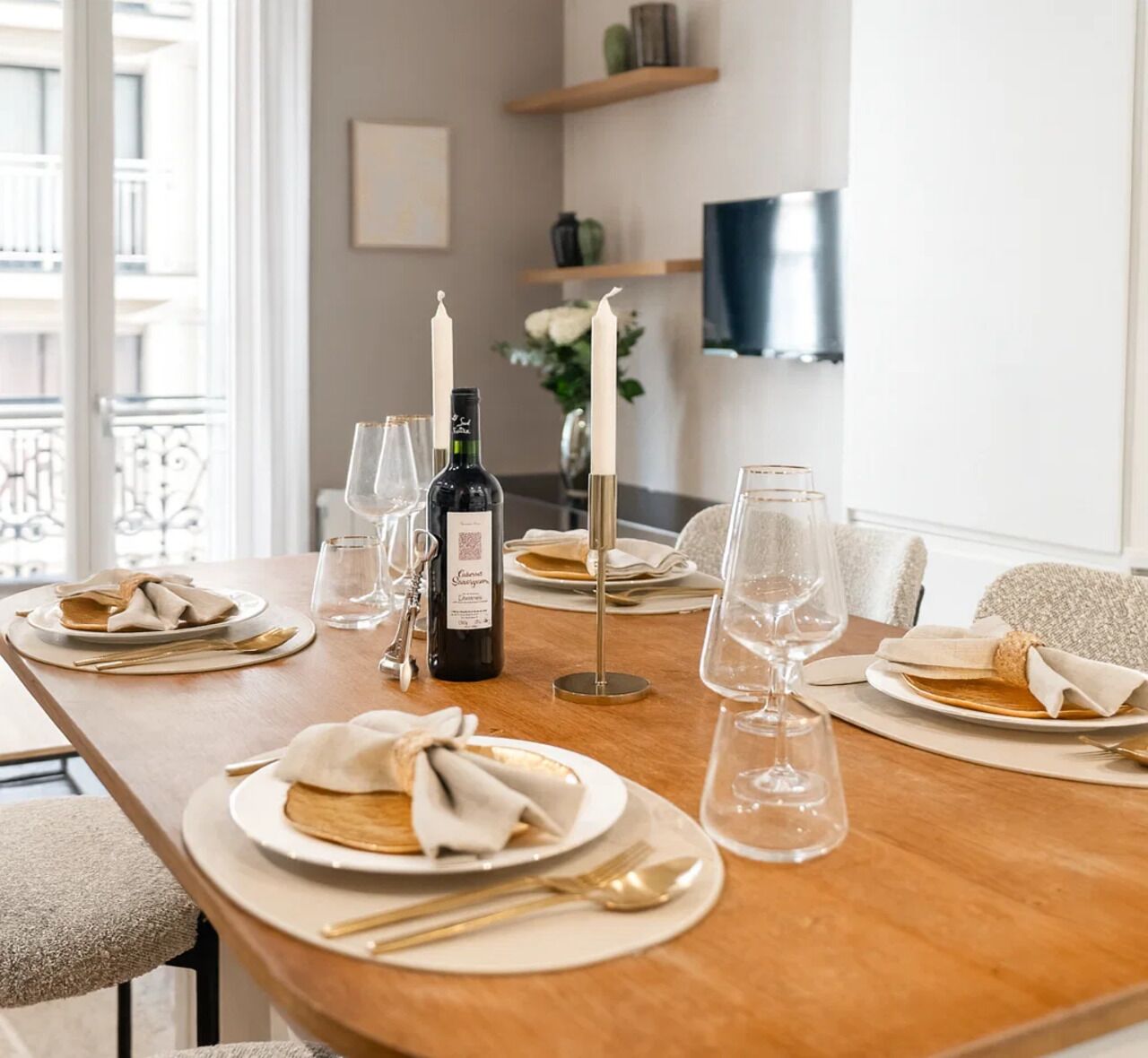 Superior-Apartment, Stadtblick | Wohnbereich | 80-cm-Smart-TV mit Digitalempfang