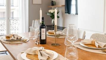 Superior-Apartment, Stadtblick | Wohnbereich | 80-cm-Smart-TV mit Digitalempfang