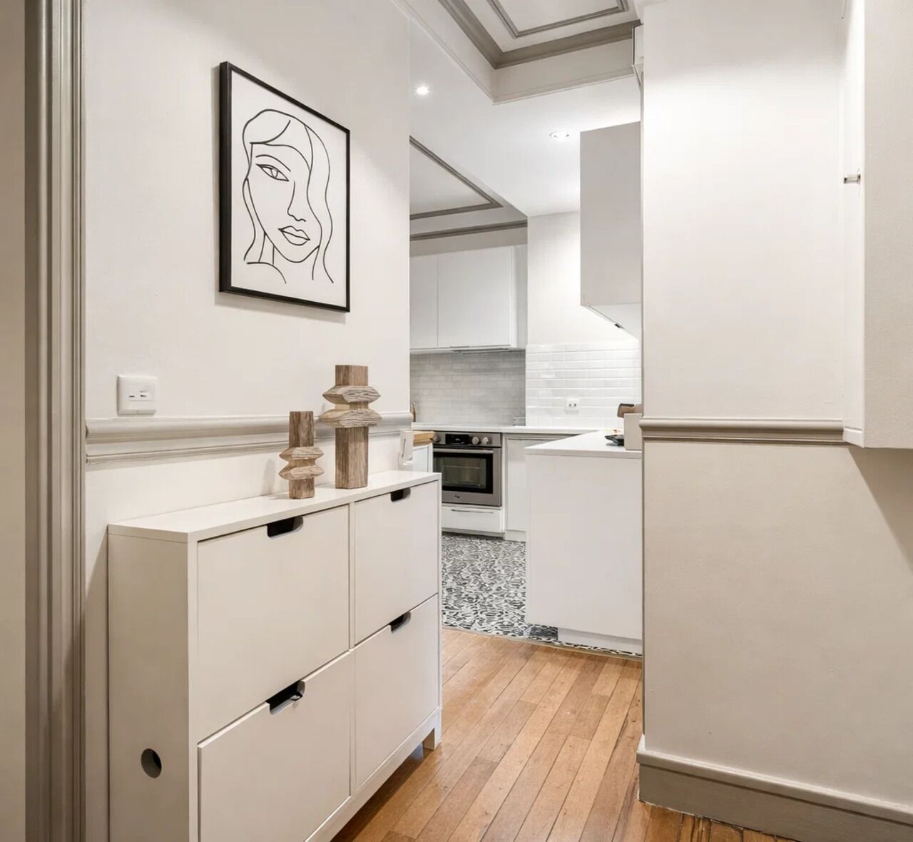 Superior-Apartment, Stadtblick | Wohnbereich | 80-cm-Smart-TV mit Digitalempfang