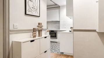 Superior-Apartment, Stadtblick | Wohnbereich | 80-cm-Smart-TV mit Digitalempfang