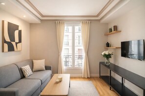高級公寓, 城市景觀 | 起居區 | 80-公分智慧型電視，提供數位頻道