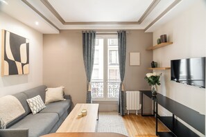 80-cm Smart TV with digital channels