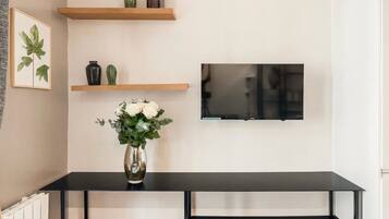 Superior-Apartment, Stadtblick | Wohnbereich | 80-cm-Smart-TV mit Digitalempfang