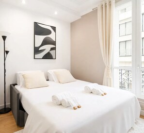 Superior Apartment, City View | Living area | 80-cm Smart TV with digital channels - 1594 Groult (Paris)