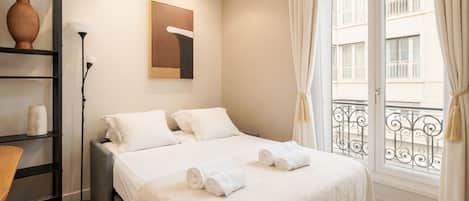 Superior Apartment, City View | Living area