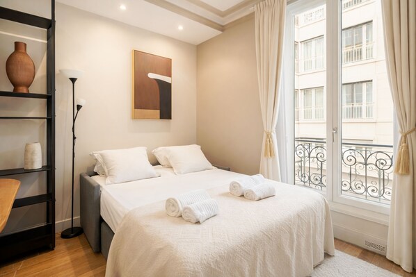 Departamento superior, vista a la ciudad | Área de sala de estar | Smart TV de 80 cm con canales digitales 
