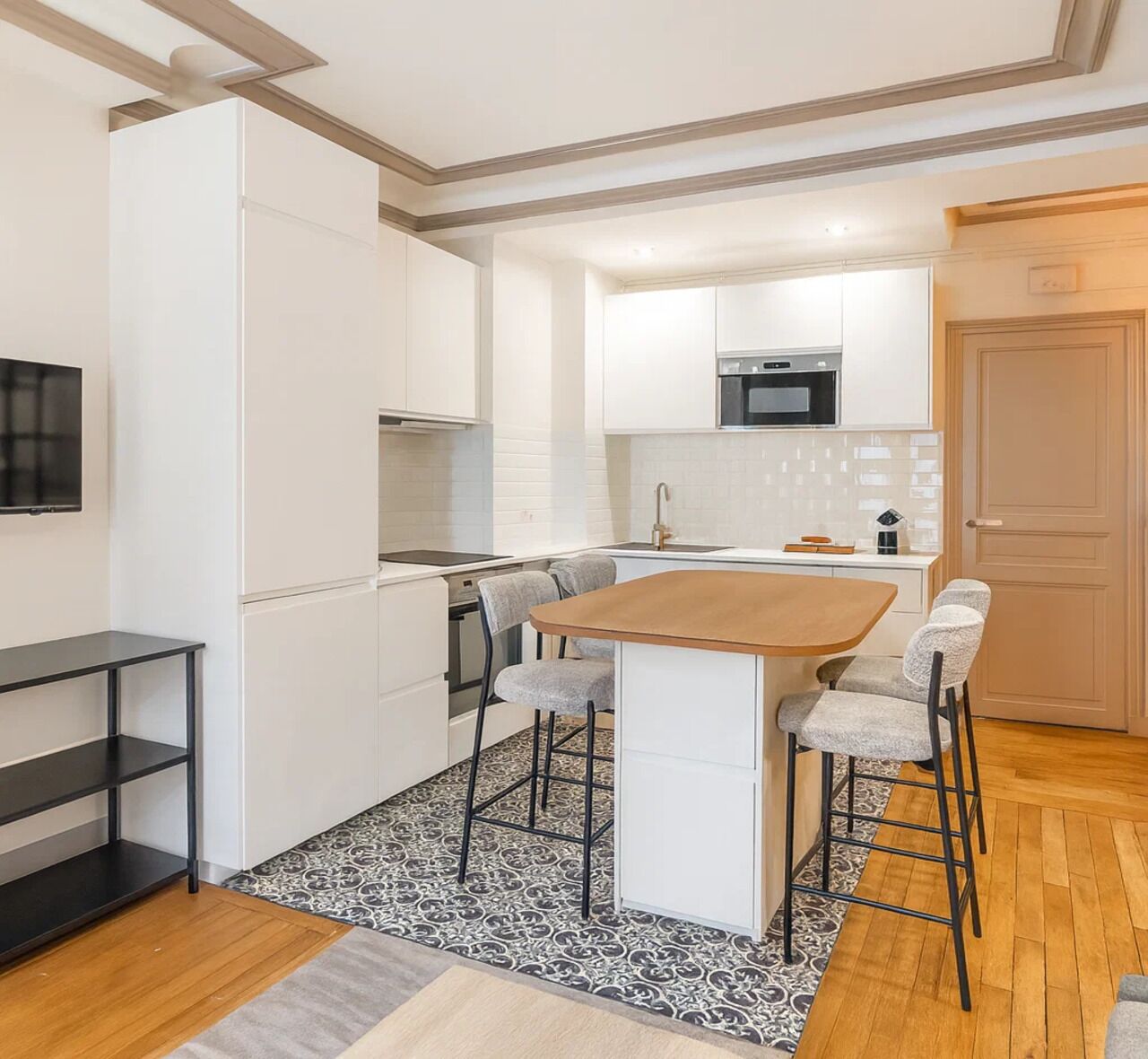 Apartamento superior, vistas a la ciudad | Zona de estar | Smart TV de 80 cm con canales digitales