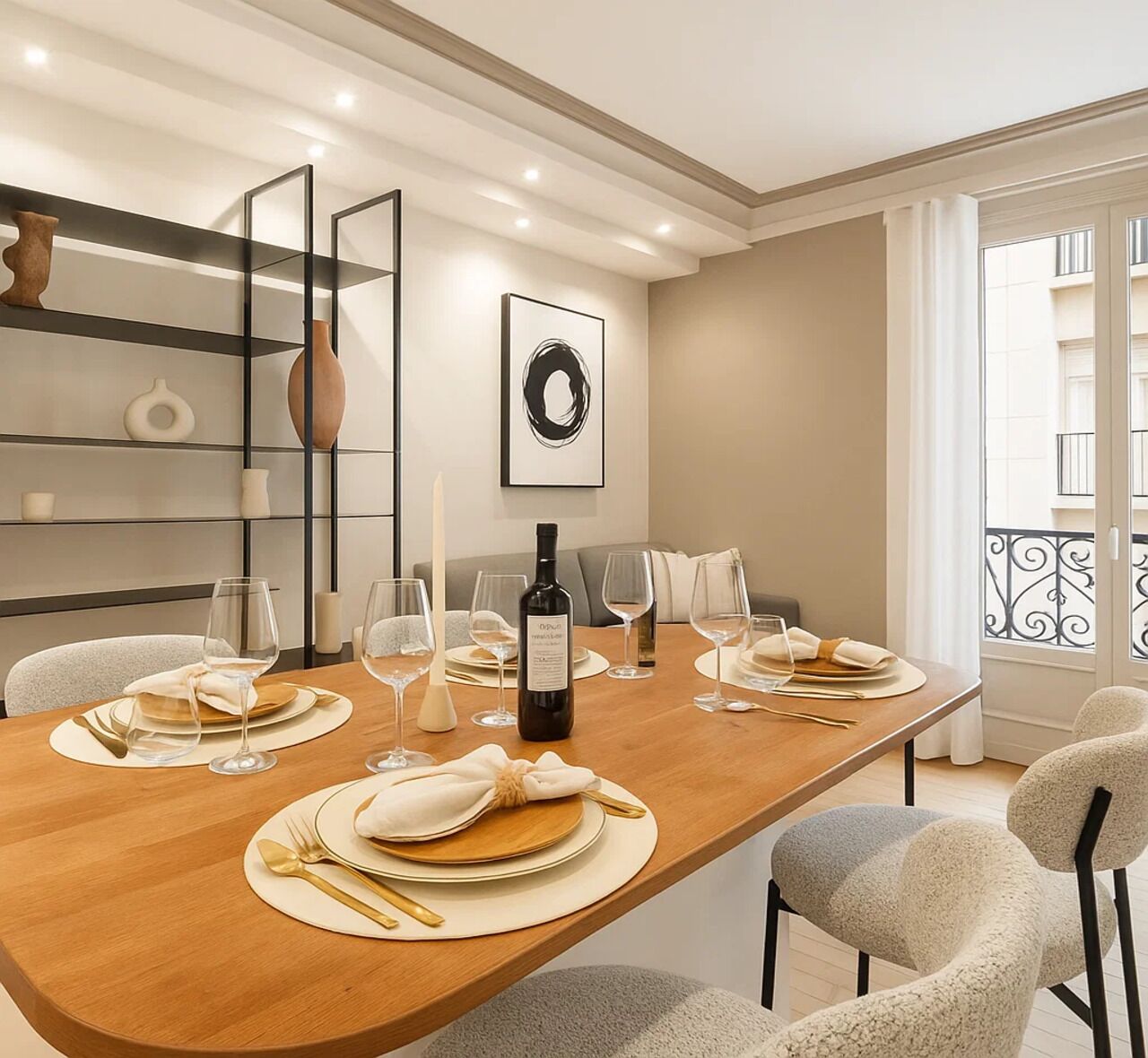 Superior-Apartment, Stadtblick | Wohnbereich | 80-cm-Smart-TV mit Digitalempfang