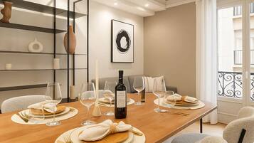 Superior-Apartment, Stadtblick | Wohnbereich | 80-cm-Smart-TV mit Digitalempfang