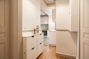 高級公寓, 城市景觀 | 起居區 | 80-公分智慧型電視，提供數位頻道