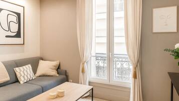 Superior-Apartment, Stadtblick | Wohnbereich | 80-cm-Smart-TV mit Digitalempfang