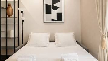 Leilighet – superior, byutsikt | Oppholdsområde | En 80-centimeters smart-TV med digitale kanaler