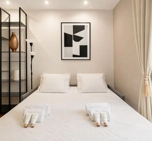 Appartamento Superior, vista città | Area soggiorno | Smart TV 80 cm con canali digitali