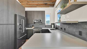 Een koelkast, een magnetron, een oven, een kookplaat