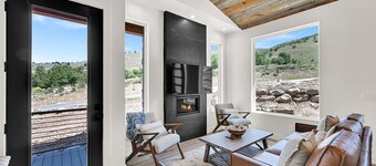 Mountain Retreat Cabin w/ Hot Tub & Stunning Views