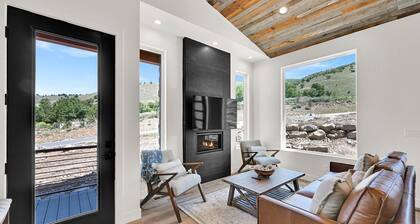Mountain Retreat Cabin w/ Hot Tub & Stunning Views