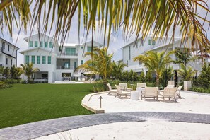 Outdoor dining - The Dreamside House at Lunara Bay (Key West)
