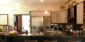 Frigorífico, microondas, horno y placa de cocina