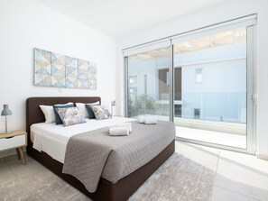 4 bedrooms, desk, iron/ironing board, bed sheets