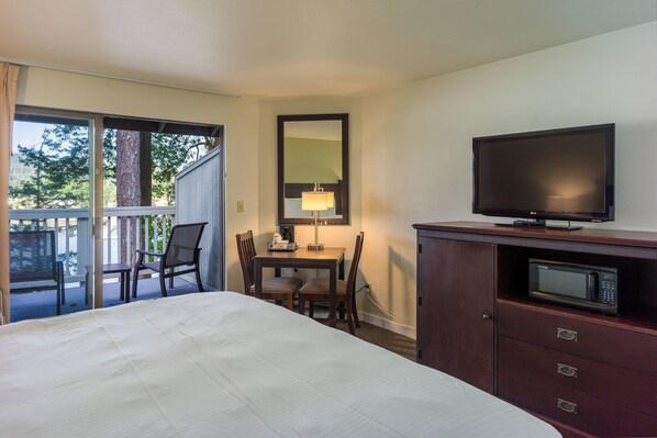 Een bureau, een strijkplank/strijkijzer, internet, beddengoed