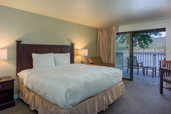 Skrivbord, strykjärn/strykbräda, internet och sängkläder