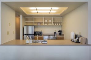 Frigorífico, microondas, horno y placa de cocina