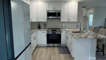 Een koelkast, een magnetron, een oven, een kookplaat