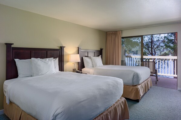 Työpöytä, silitysrauta/-lauta, internet, vuodevaatteet