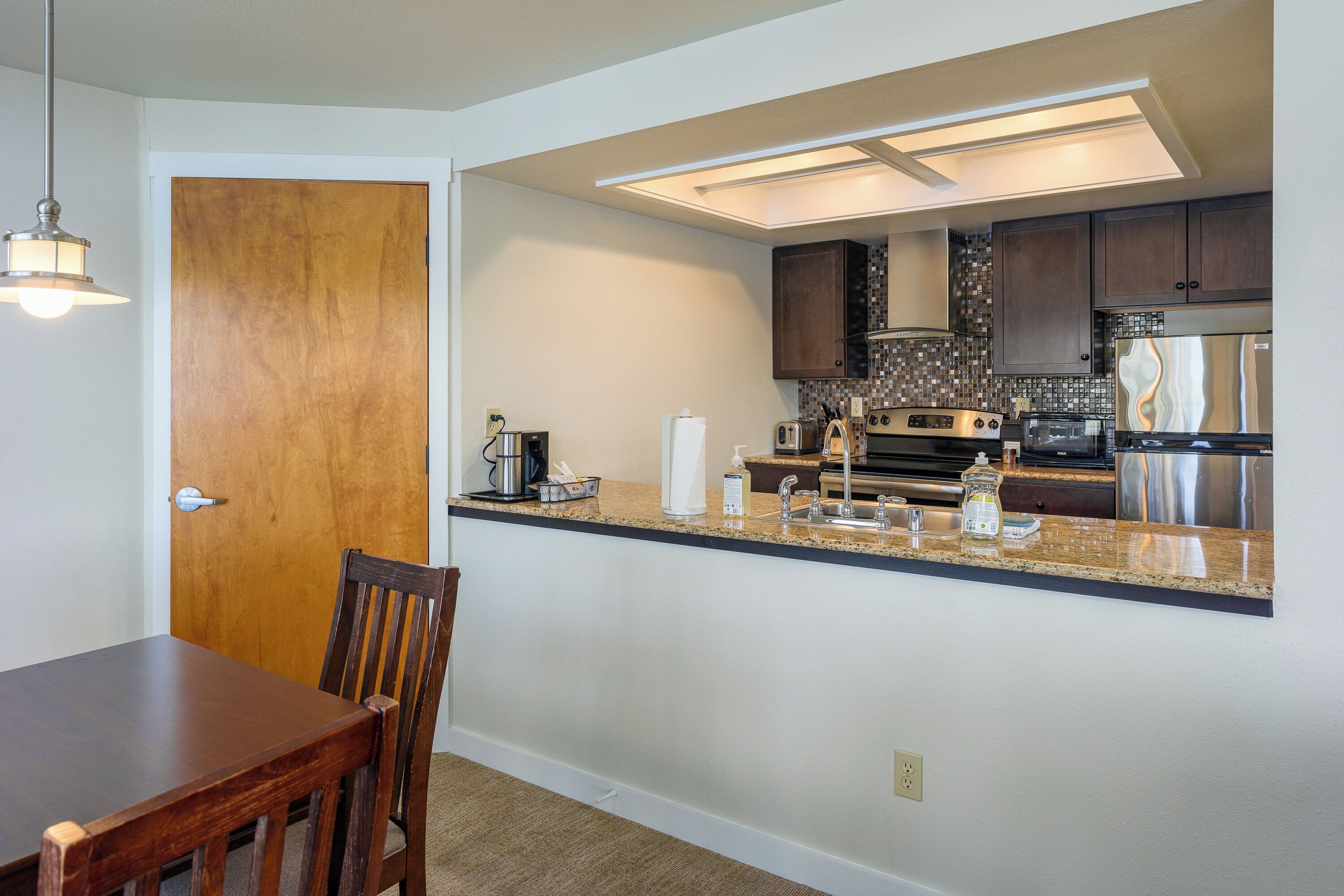 Køleskab, mikrobølgeovn, ovn, kogeplade