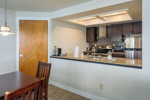 Kylskåp, mikrovågsugn, ugn och spishäll