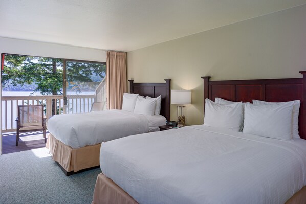 Escritorio, tabla de planchar con plancha, internet y ropa de cama 