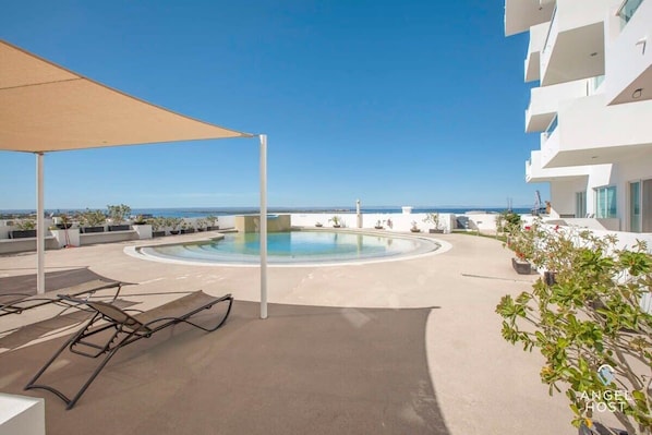 Una piscina al aire libre