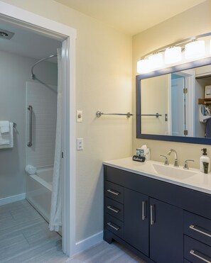 Een haardroger, handdoeken