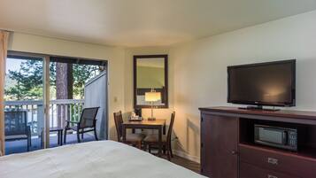 Escritorio, tabla de planchar con plancha, internet y ropa de cama