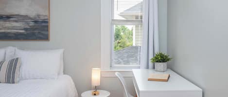 2 habitaciones, escritorio, tabla de planchar con plancha y wifi