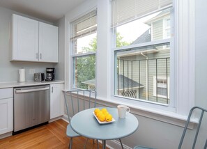Fridge, microwave, oven, stovetop - Jennifer's Cozy Apt Brown U Athletic Field Views (Providence)