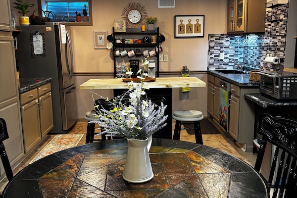 Réfrigérateur, micro-ondes, four, lave-vaisselle