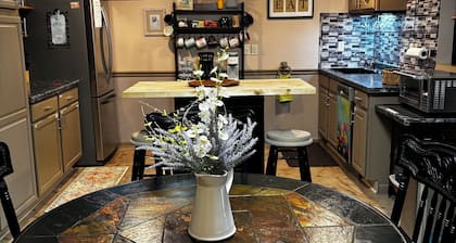 Private 2 BR Lower-Level Retreat Woods & Wildlife, within 10 min of Wis Dells
